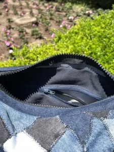 Intérieur du sac patchwork en denim avec poche zippée