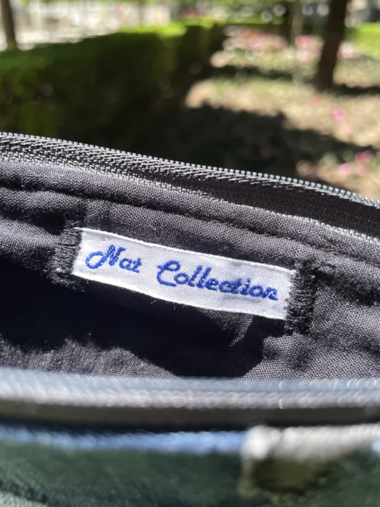 Étiquette Nat Collection cousue à l’intérieur d’une pochette en denim recyclé
