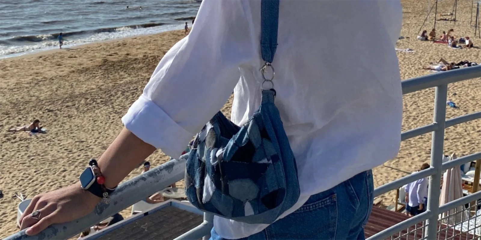 Patch Bag en jean porté à la plage