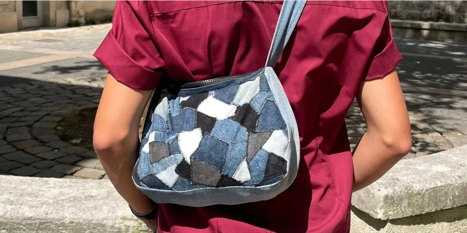Sac patchwork en jean porté avec une chemise bordeaux